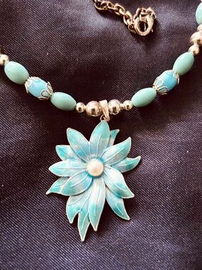 NECKLACE METAL BLUE/WHITE FLOWER WITH BLUES & SILVER TONE BEADS ON SILVER TONE